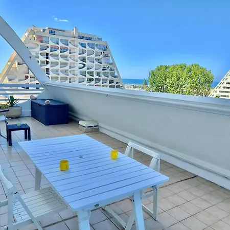 Lumineux Avec Terrasse Et Parking Prive, A 600m De La - Fr-1-716-76 *